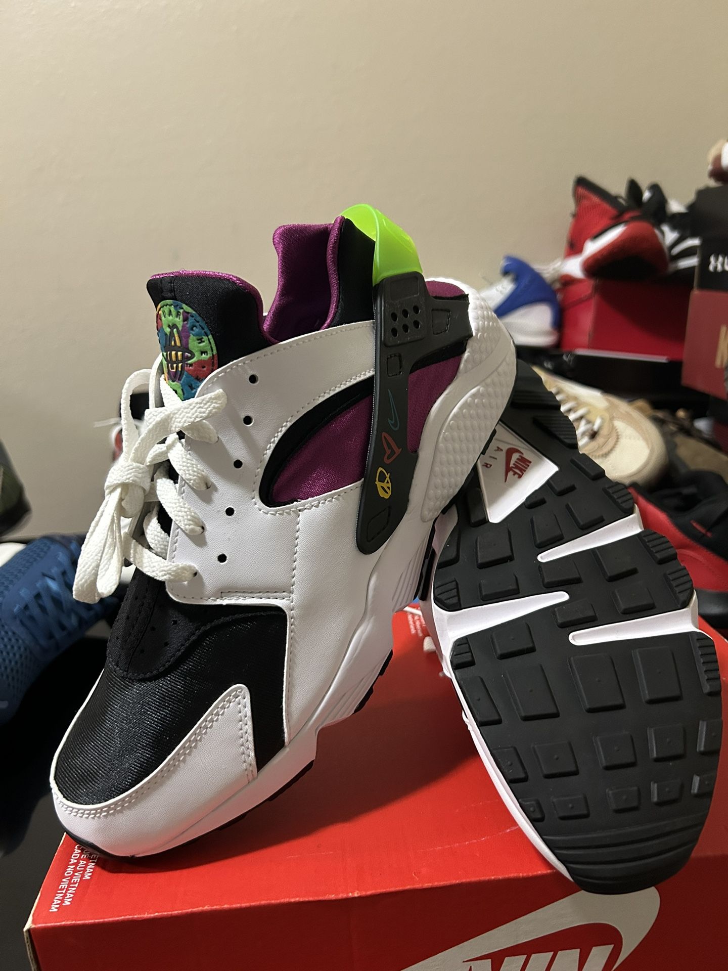 Nike Air Huarache 'Peace, Love, Swoosh' DM8152-100 Men’s Shoes Sz 10 USED No Box