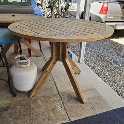 Round wood table