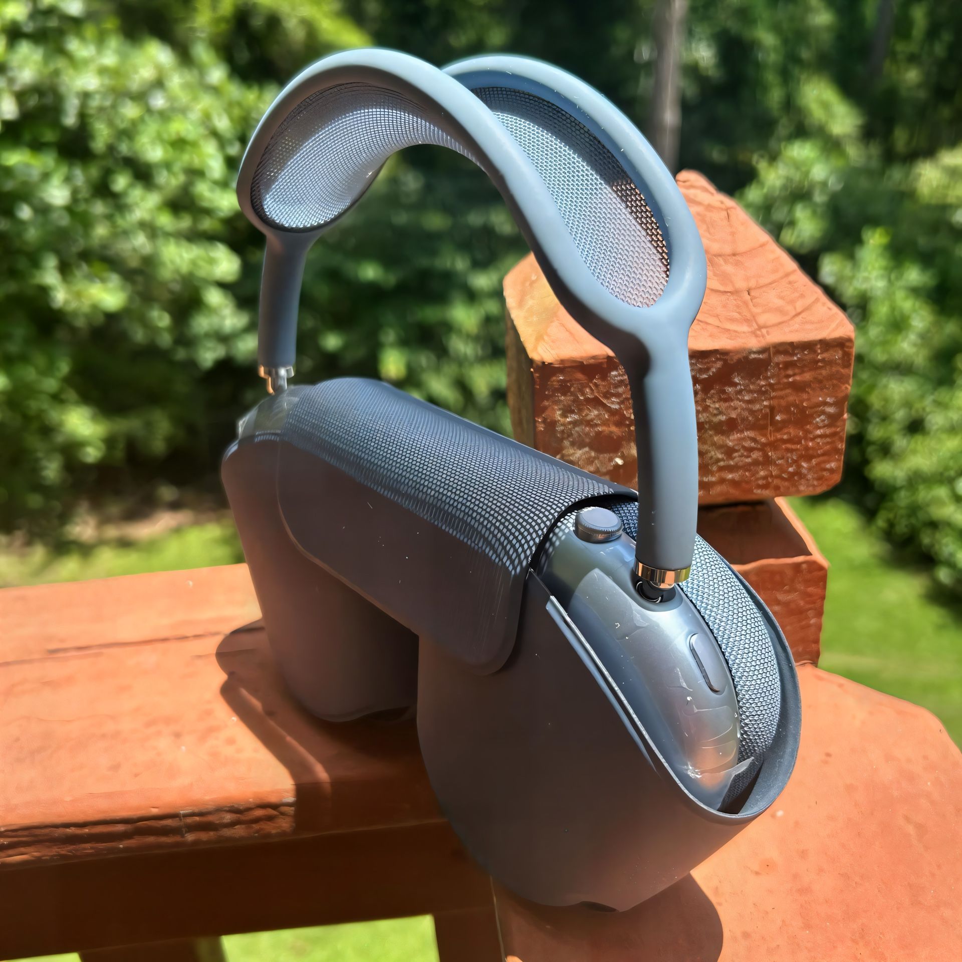 Wireless Over Headphones Is Max Style