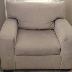 Nice beautiful Burke Chair size 39 inches by 43 inches new condition very clean asking $65 dollars