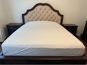 Complete King Size Bedroom Set – Dark Wood & Tufted Upholstery (5 Pieces)