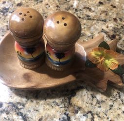 Salt 🧂 and pepper 🌶️ , With Small Plate Hawaiian  🌺 set Made From Wood 🪵