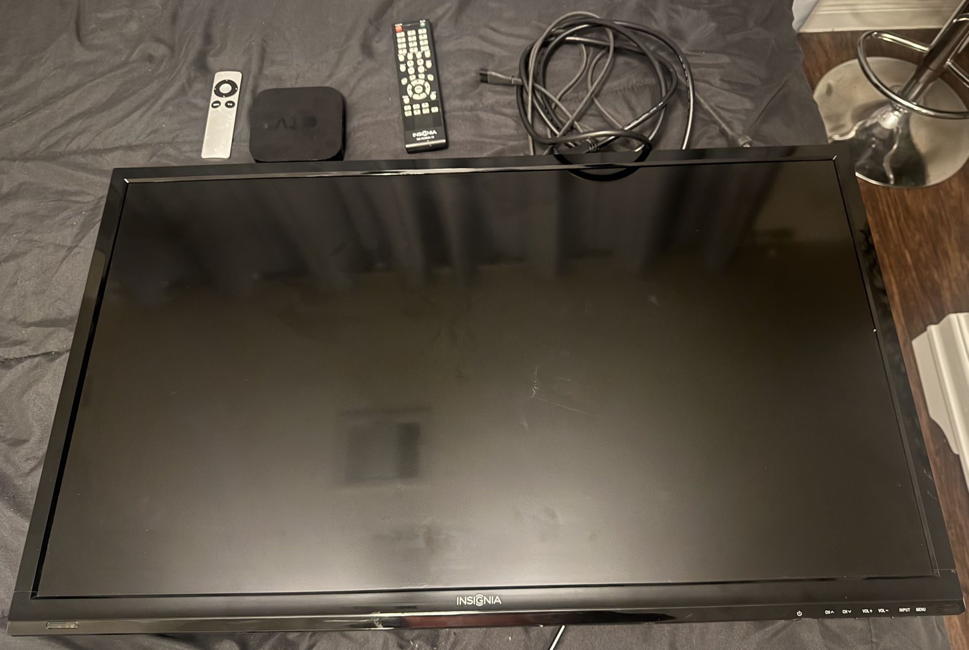 📺 32” Insignia TV + 3rd Gen Apple TV Asking $80 or best offer