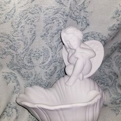 2 Angel figurines 