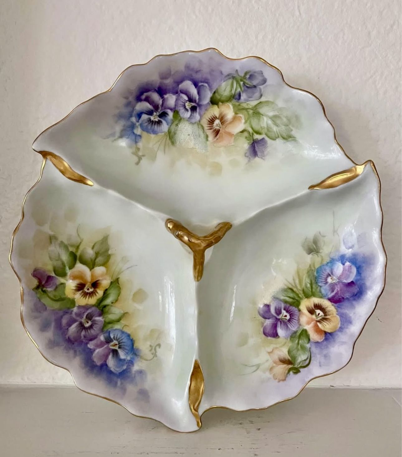 BEAUTIFUL VINTAGE HAND PAINTED PLATE