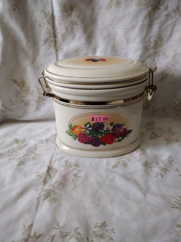 Knott's Berry Farm Ceramic Canister $35 Pick Up Only In Bakersfield In The 93308 Area No Holds