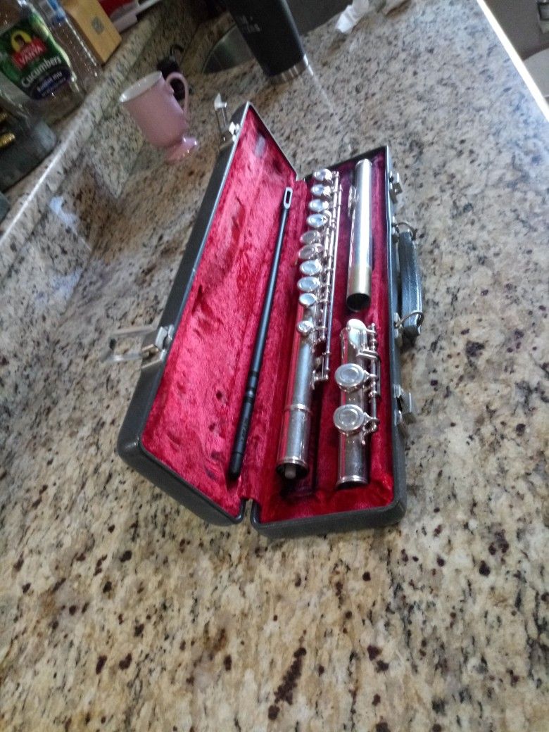 Giardinelli Elkhart In Usa H83744 Flute With Case Has Some Scratches One Ding I Can See Play Good 2