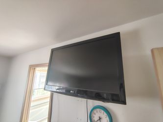 LG LCD Flat-Screen TV, wall mounted, original manual included