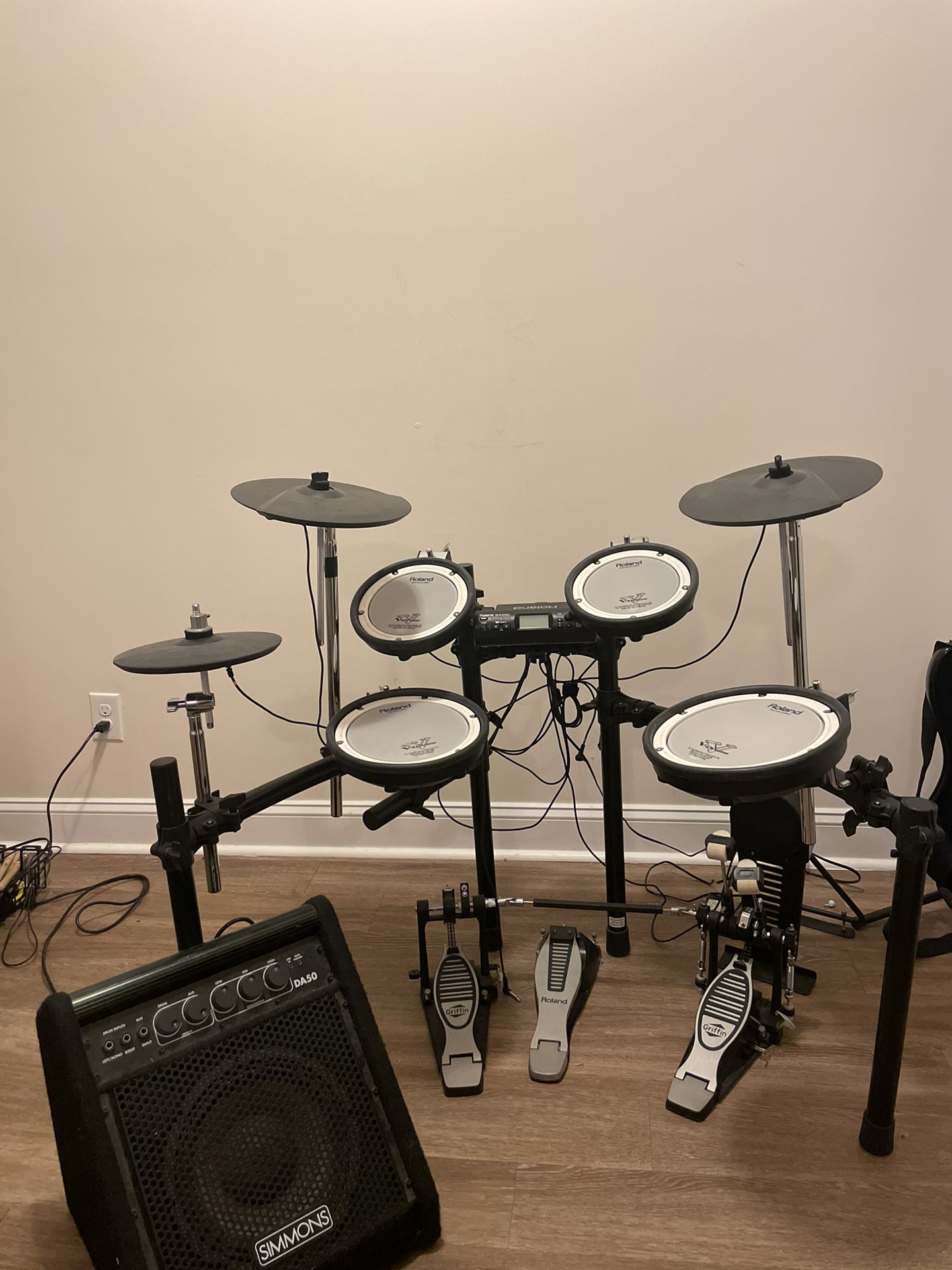 Roland TD-4 Drum Kit & Simmons Amp (bundle)