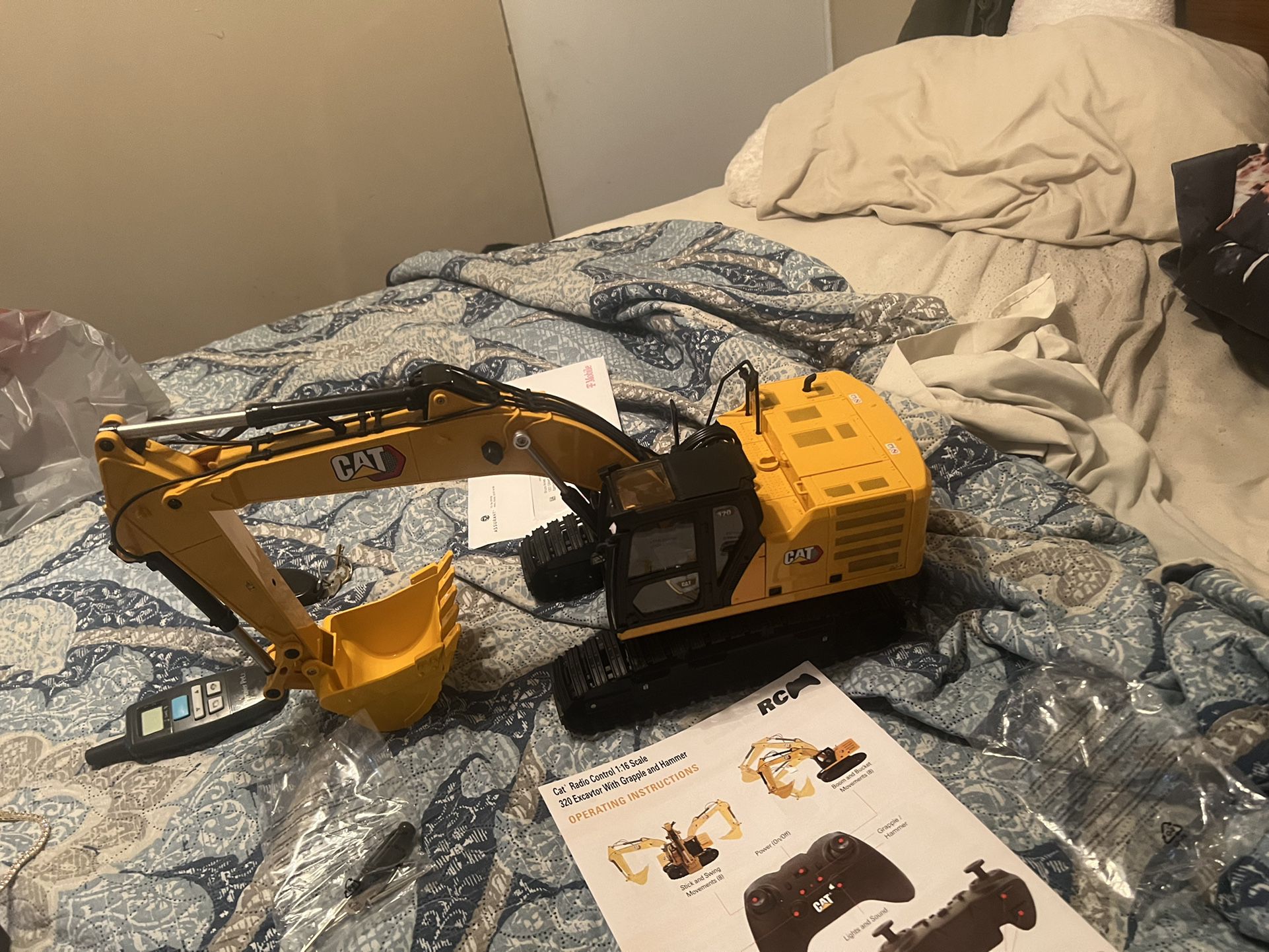 Radio Control  Excavator  with  a grapple and Hammer 