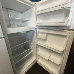 WHITE TOP AND BOTTOM REFRIGERATOR