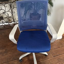 https://offerup.com/redirect/?o=Mi5PZmZpY2U= Chairs