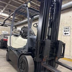 CROWN forklift latest model, 5000 lb, 3 stage, side shift 