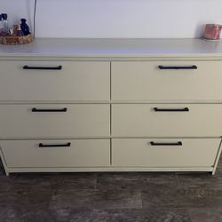 Dresser And 2 Nightstands 