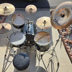 Bateria Drum Set 4 Pc Sound Percussion Complete W Bass Pedal, Cymbals & Hi-Hats, Hardware Or Stands, Seat or Throne, 2 Pr Of Sticks & a Drum Tuning Ke