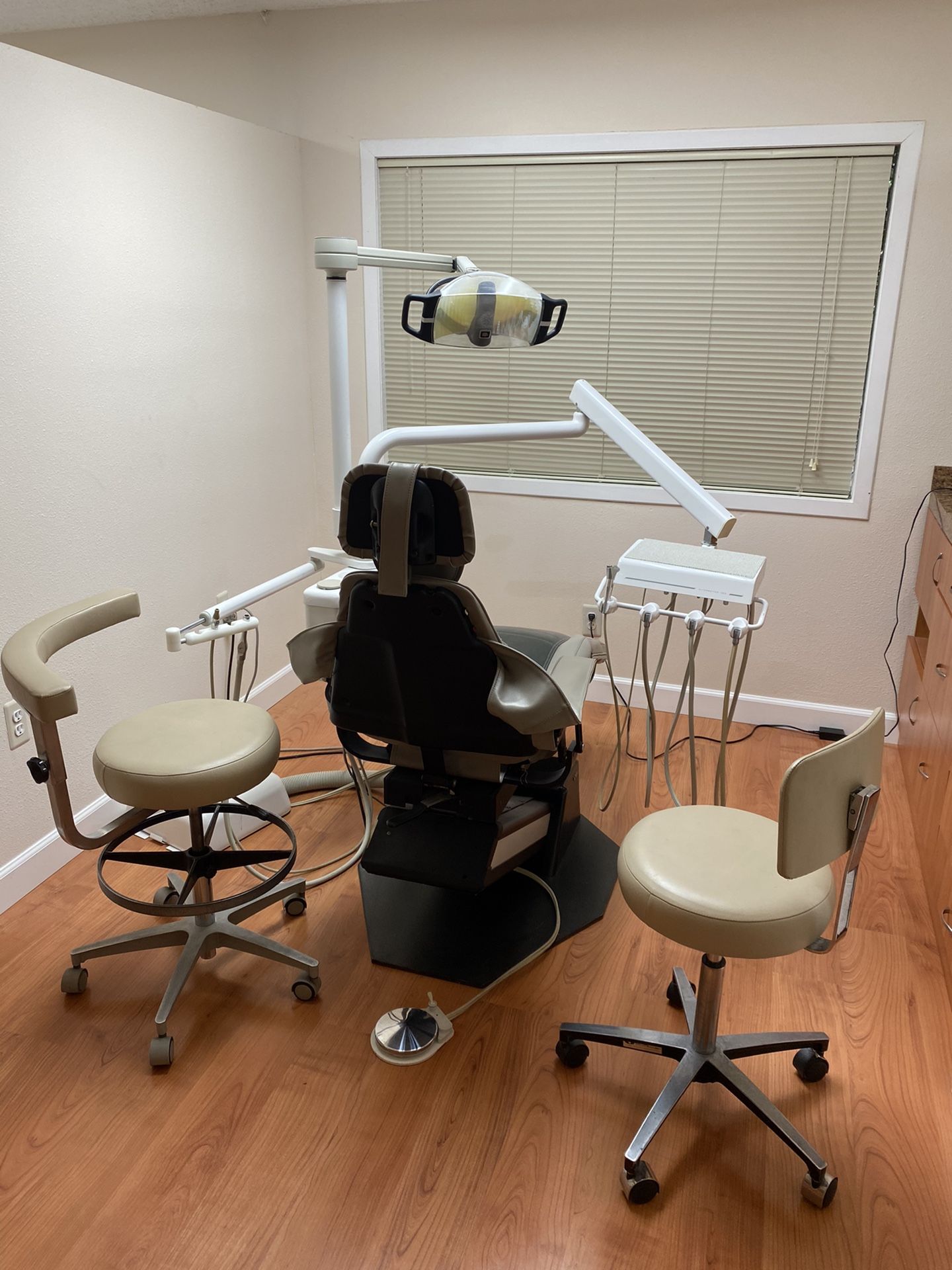 Adec Dental Chair+ Newberg Delivery System Alternative 1000 + Light+ Dental Assistant And Doctor Stool