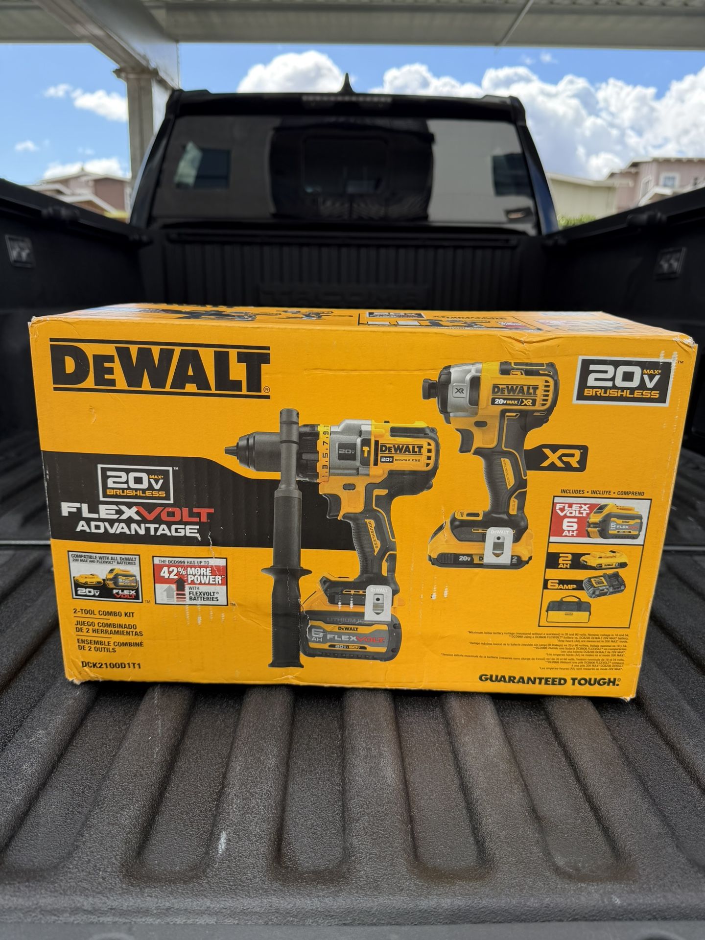 DEWALT 20V MAX FLEXVOLT Advantage Combo Kit (Hammer Drill DCD999 + Impact Driver DCF887 + 2 Baterías + Cargador + Bolsa) – $340
