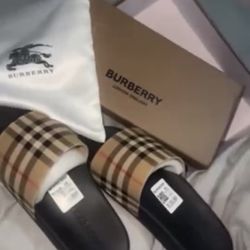 Burrberyy slides lmk wat shoe size u are first nd I’ll get u them