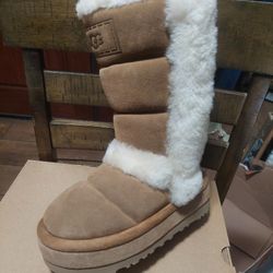 UGG SIZE 6 NEW