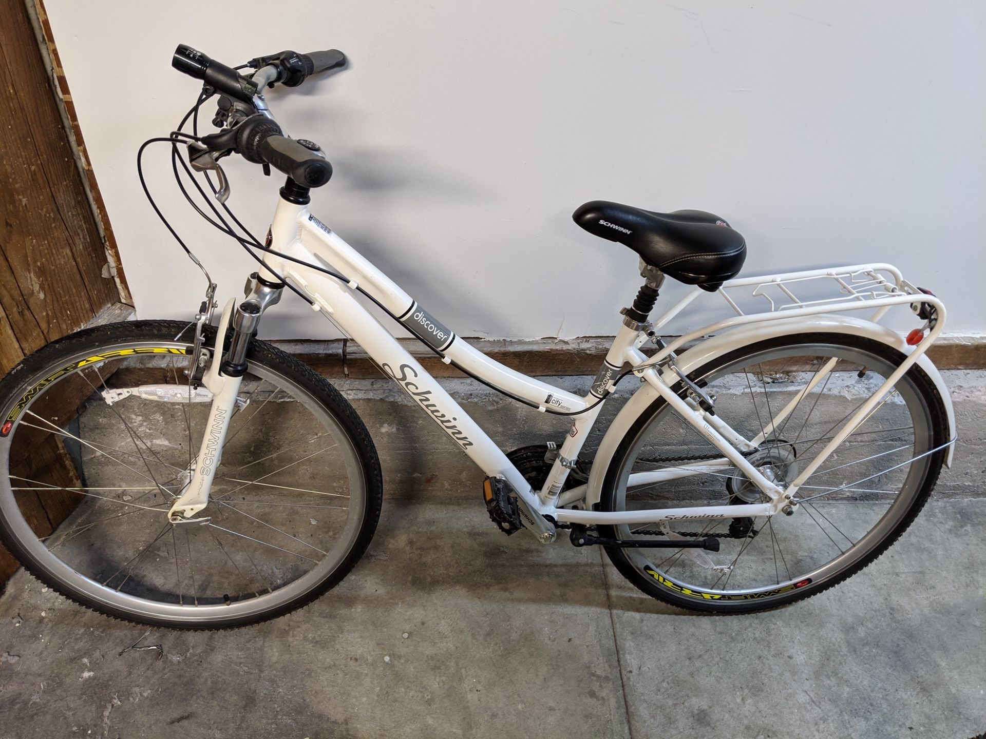 Schwinn Discover Hybrid Bike- *LIKE NEW*