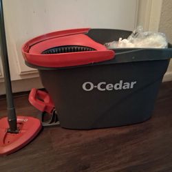 O-Cedar bucket mop and 2 clean attachments