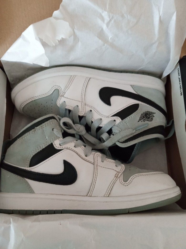 Nike Jordan 1 Mid SE Size 2 Y Kids Pre-owned