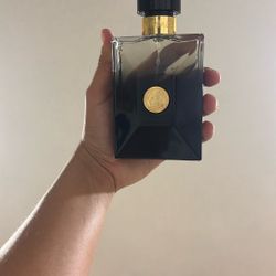Versace Pour Homme Oud Noir Eau de Parfum.