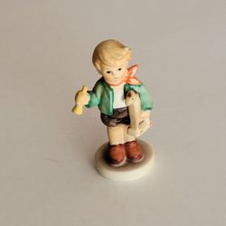 Vintage Goebel Hummel Boy with Horse porcelain figurine #239/C,. 
Pre-owned, very good shape, no chips or cracks.  Made in  Germany. 
Weight 1.75oz (p
