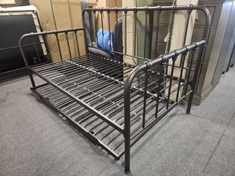 BRAND NEW BROWN METAL TWIN TWIN DAYBED