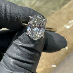 2ct 18kt Gold Oval Diamond Engagement Ring