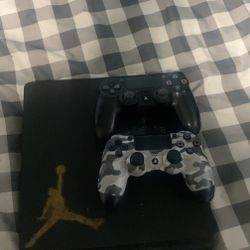 PS4 Slim 2 controllers 1 Game Cod Cold War And 32 Inch Tv