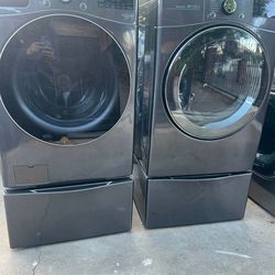 Washer and dryer with pedestals