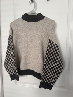 Checkered sleeve sweater - medium