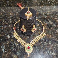 EARRINGS/NECKLACE & MAANG TIKKA
