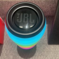Brand New Never Used (JBl Bluetooth Speaker  ) Bass Music Sound Super Great 