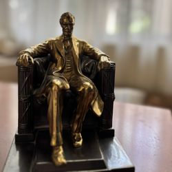 Gold Abraham Lincoln Statue