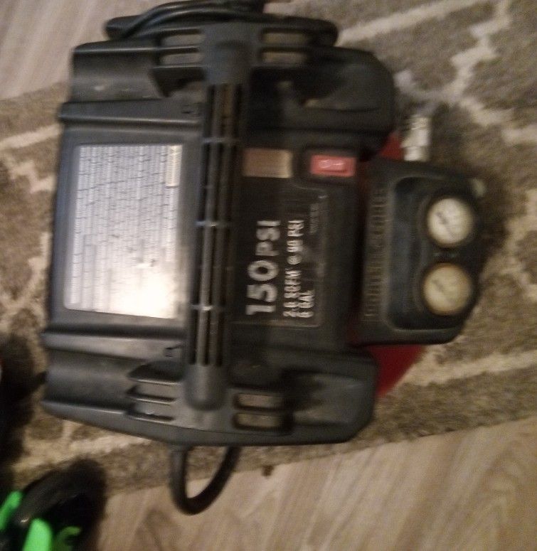 Red And Black Air Compressor 15 0 PsI and 6GAL
