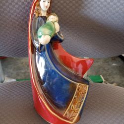 Virgin Mary holding Jesus - Figurine 