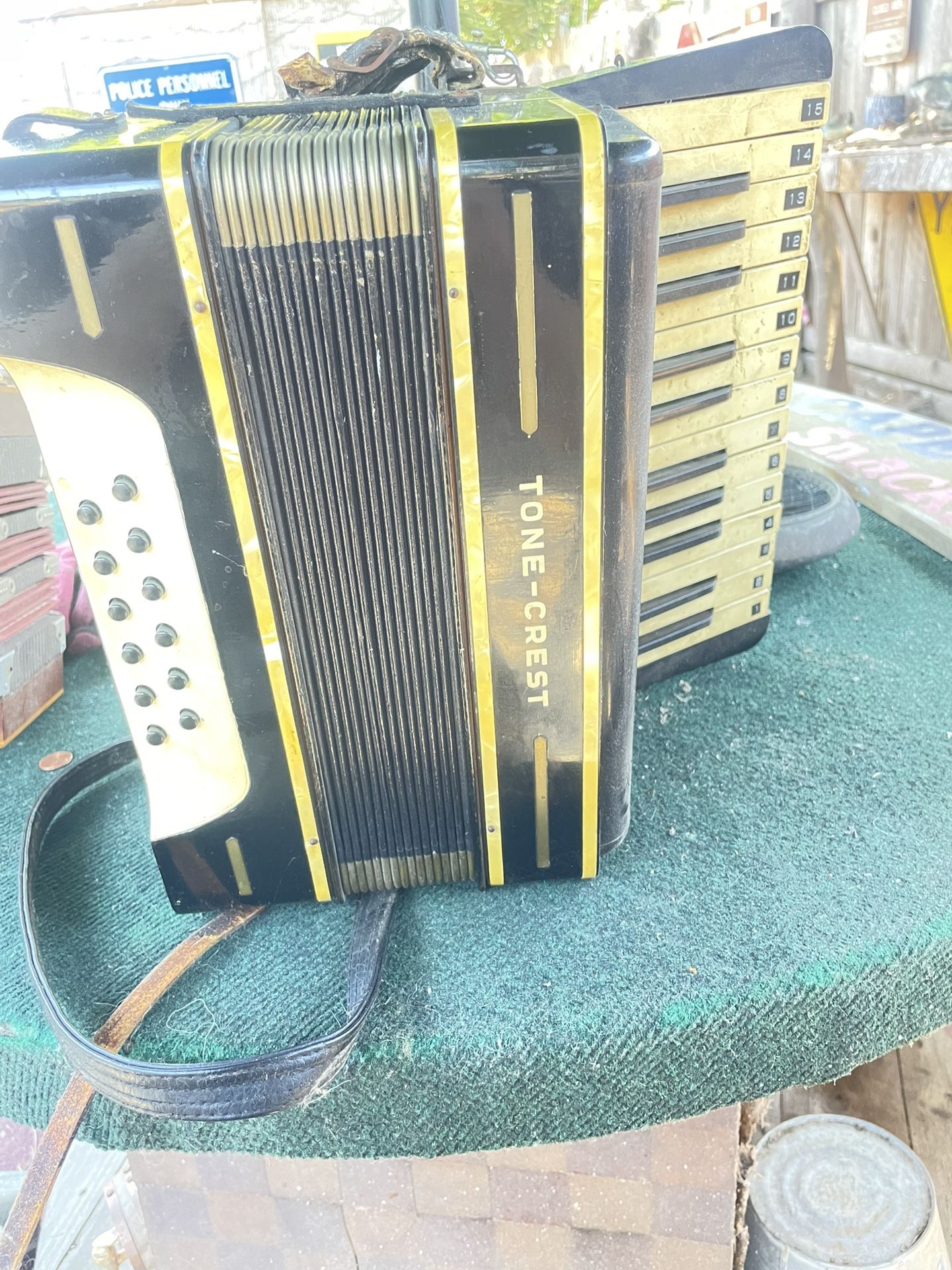 Vintage Tone-crest Accordion