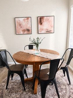 Table / chairs & decor