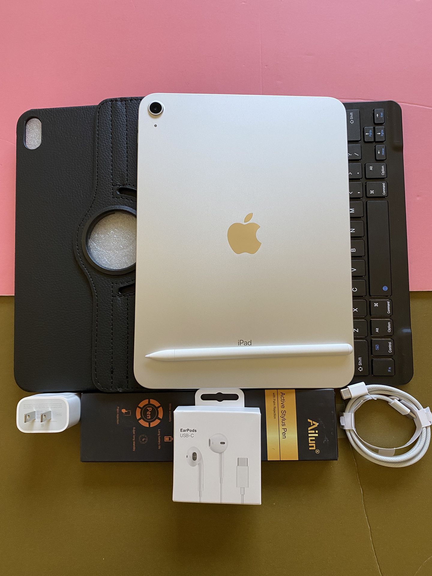 256gb Apple IPad 10th Generation (10.9” Liquid / 2022 model) with pen, keyboard, case & Accessories (warranty 2026) 