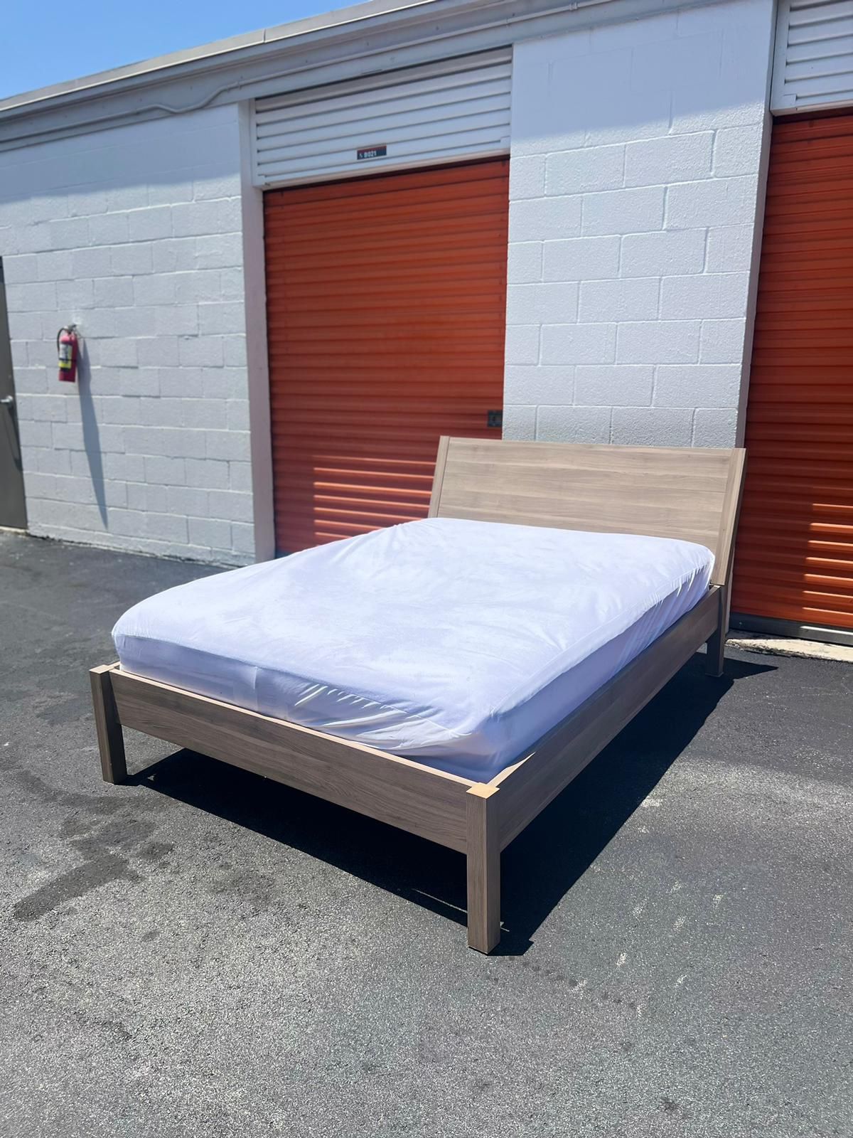 Queen Size Bed Frame + Mattress / Great Condition / Delivery Service (NEGOTIABLE)