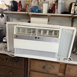 Perfect Aire Perfect Aire 6PAC10000 10,000 BTU 115V Window Air Conditioner in excellent condition working 
