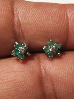 Colombian emerald and diamond flower earrings