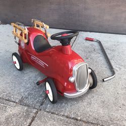 Firetruck - Decorative piece - Radio Flyer Fire Engine #9. 