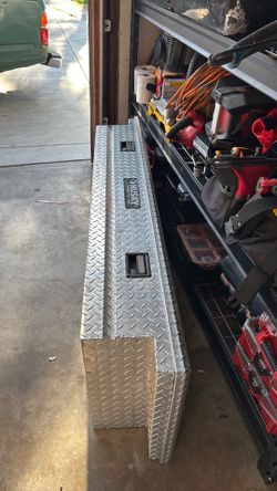 Truck tool box