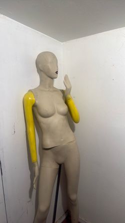 6’ Female mannequin