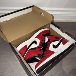 Air Jordan 1 Mid "Chicago Black Toe"