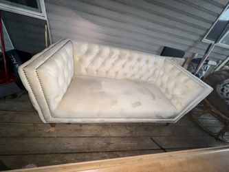 Crème tufted couch