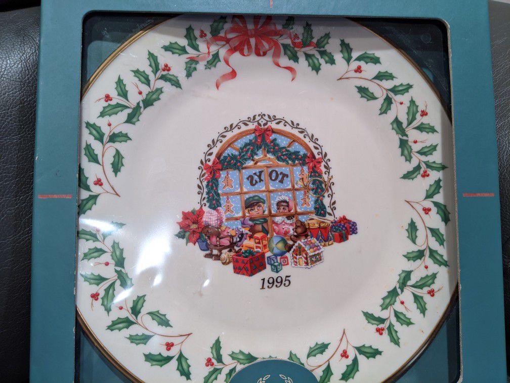 Lenox 1995 Annual Christmas Collector Plate "Toy Shop" 10 5/8" in box